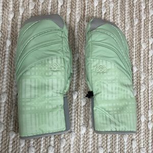 686 waterproof infidry snowboard/ski mittens women’s size MED